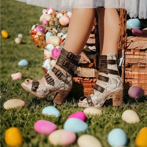 Freebird by Steven Size 9 Bond Open Toe Sandal Gladiator Bootie Distress
Beige